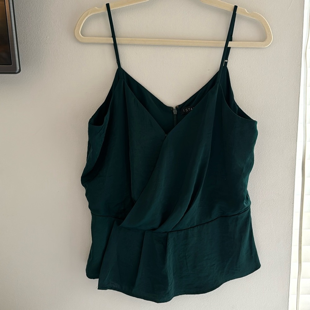 Green dressy tank • L